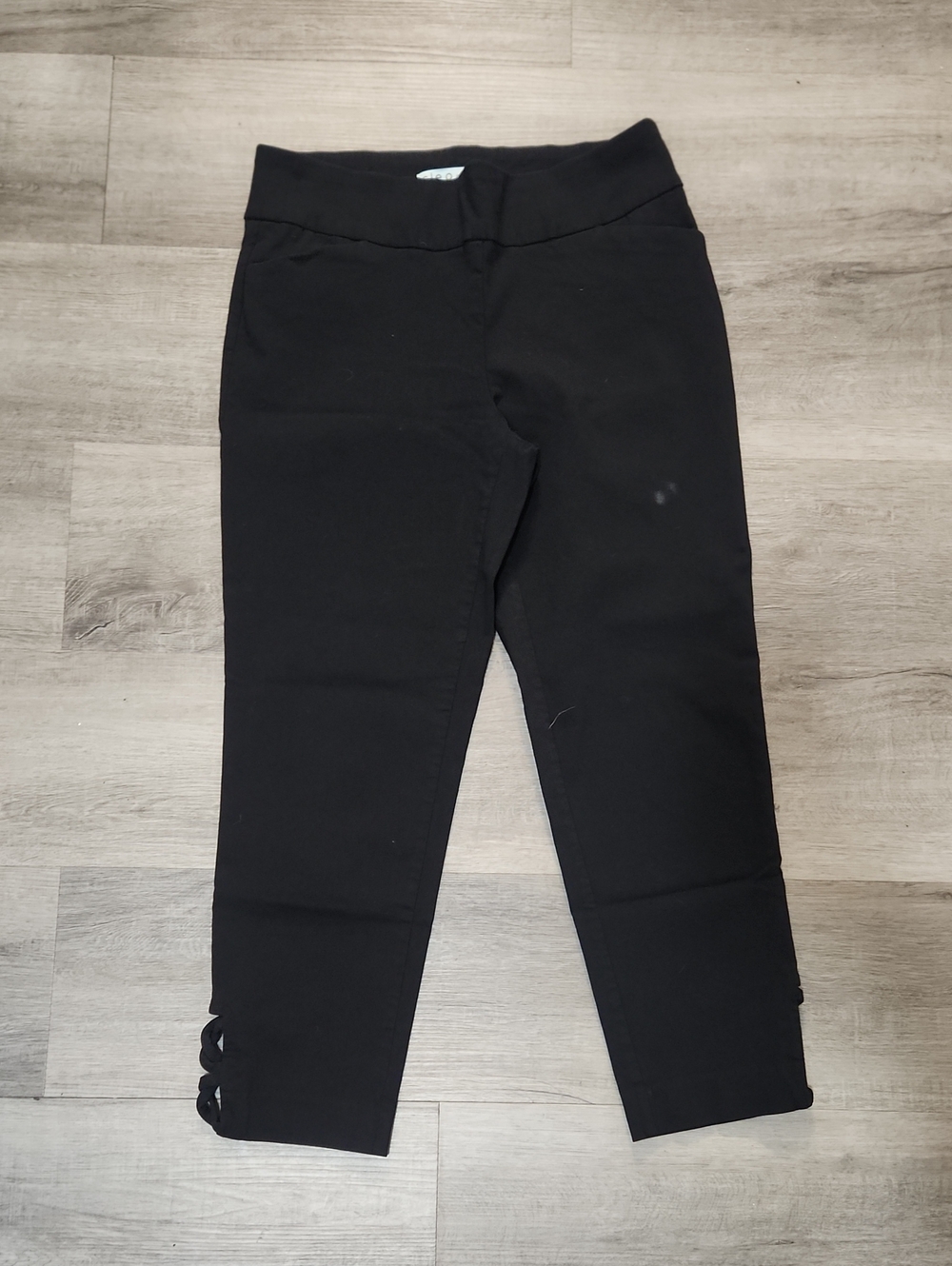 ❤️ Cleo Capri pants with cutout detail on leg
